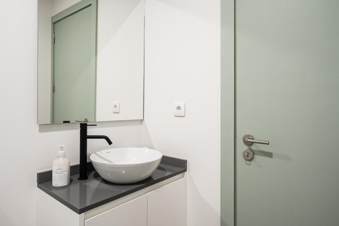 Guestready - A Modern Stay In Downtown Порту Экстерьер фото